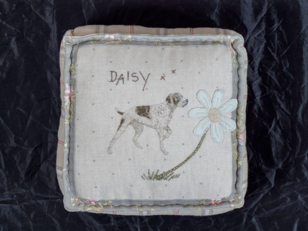 Jo-Colwill-Cowslip-Country-Quilts-Pointer-or-daisy-pie-crust-pin-cushion