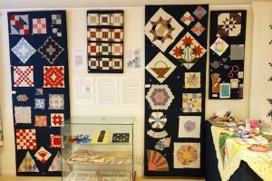 American quilts exhibition - picture of traditionnals blocks and tools
